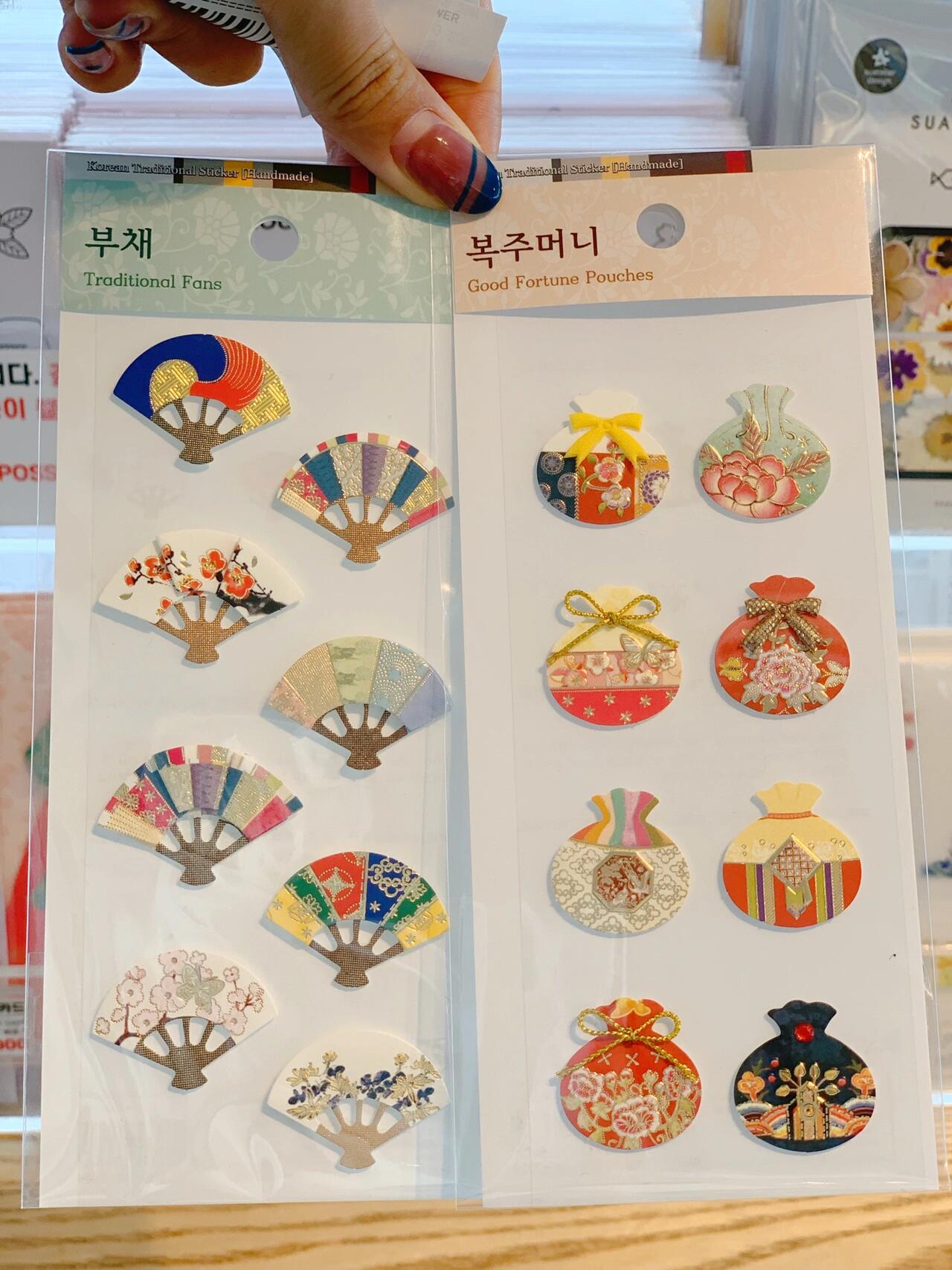 
                        ????首爾旅行｜春日漫步南山塔&展望臺周末打卡南山塔，感受浪漫的愛情氛圍??。天氣超好，心情也跟著飛揚，隨手一拍都是大片??。第一次登上展望臺，科技感滿滿的燈光秀讓人驚艷，拍視頻??超贊！還有咖啡店、紀念品和巧克力豆等你來探索。纜車往返超方便，爬山雖累但值得??。1?? 地址：?? ??? ????? 105（捷運4號線明洞站，3號出口）2?? 營業時間：12:00-21:00（周末11:00開門）3?? 購票方式：現場/韓游網官網??#首爾南山塔 #展望臺 #韓國旅游 #首爾旅游 #南山展望臺