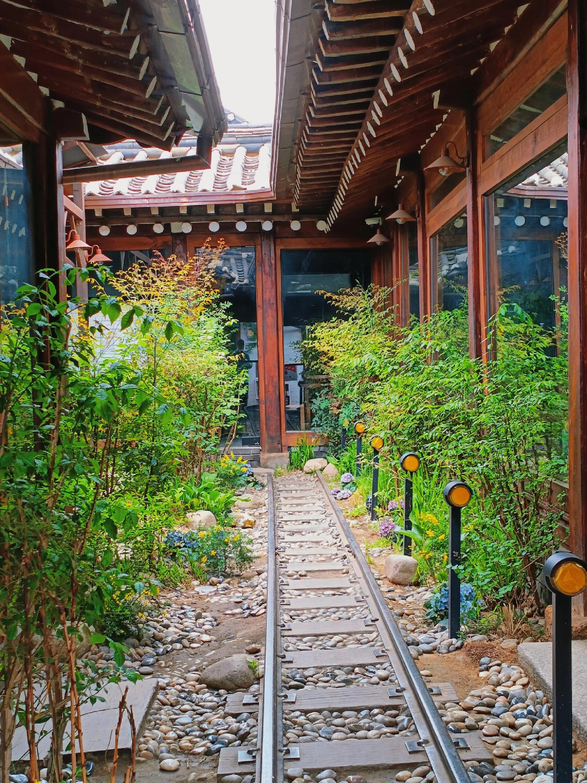 
                        韓國旅行達人鏡頭下的首爾益善洞韓屋村?? 跟隨我們的鏡頭，一起探索首爾益善洞韓屋村吧！這個地方可是年輕人最愛的街區之一哦～ #韓國首爾 #首爾旅行 #韓國旅行 #韓國 #首爾 #韓國旅游 #旅行 #益善洞 #益善洞探店 #韓屋村 ???