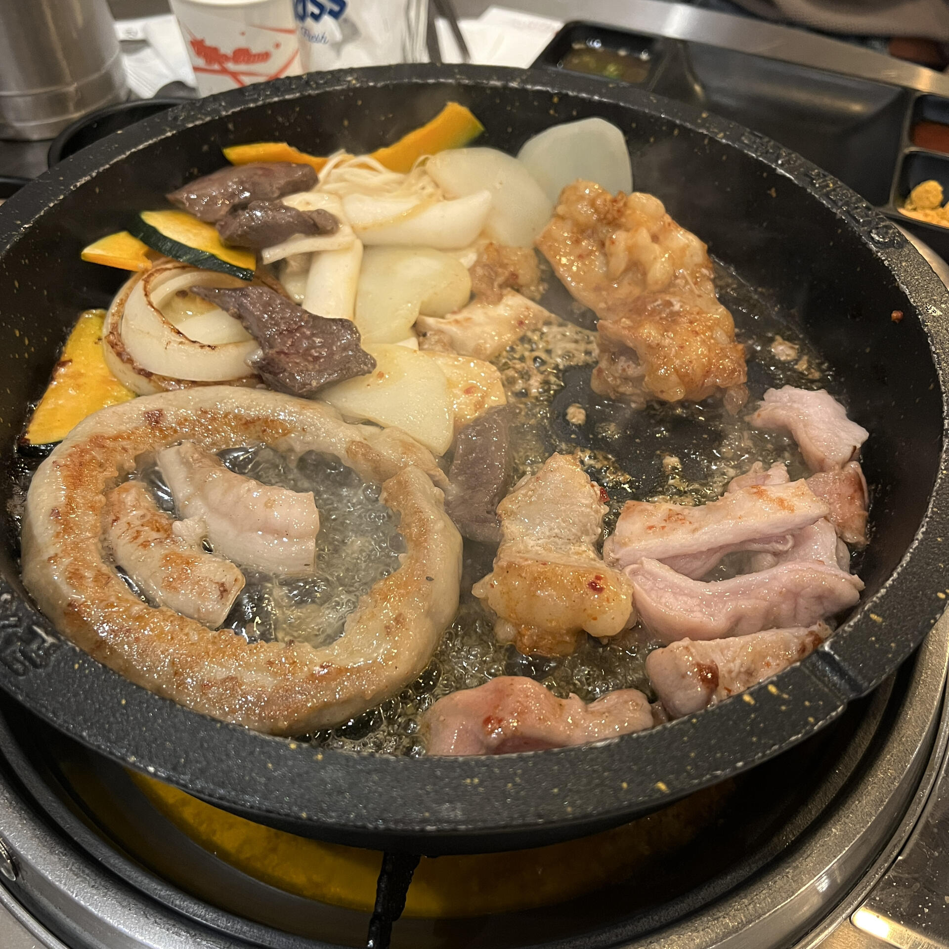 
                        ????明洞必去打卡地，趁人少趕緊安排！1?? 圖2這條漫畫街超適合散步拍照??，還能遠眺南山塔！以前來明洞都是從8號出口直奔美食街，沒想到3號出口還有這么可愛的隱藏小路（明洞站3號出口哦）～2?? 圖3-9展示的是一家新開的咖啡廳，平日去人少，隨便拍！店員全是高顏值小哥哥，服務超熱情，對外國游客也很友好！先找座位再點單，旁邊的拍照區像美術館一樣～咖啡和甜點都很贊??，位于一棟新大樓里，旁邊是郵局（大樓上只寫了英文店名）。地址：???1? 21-173?? 最后兩張圖是一家烤大腸店（????），味道一級棒，兩人份剛好夠兩個人吃！特別推薦他們家的拌面或湯面，超級好吃??。旁邊還有一家烤海鮮店，看起來也很不錯。這附近還有各種大排檔，選擇多多。地址：????? ?? ??7? 18-1這三個地方離得都很近，簡直是一條龍服務！每個都很值得一去，趕緊安排吧，寶子們！#韓國旅游 #韓國美食 #韓國明洞 #明洞美食 #明洞 #韓國明洞美食店 #明洞咖啡廳 #韓國咖啡店 #首爾探店 #首爾咖啡廳 #高顏值咖啡館推薦
