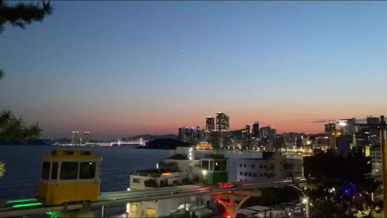 
                        ????釜山海云臺的夜景時間不會為你停留，只是對你對待自己的方法有所反應而已。?勇敢地為自己而活，時間會給你更多的勇氣。如果因為工作而苦惱，時間只會帶來更多的煩惱。??一步一步走出一條好路來。今天過得好不好無所謂，明天，我們會繼續努力。??#韓國 #釜山 #海云臺 #廣安里 #旅行 #攝影 #夜景 #韓國生活 #?? #??? #??? #????