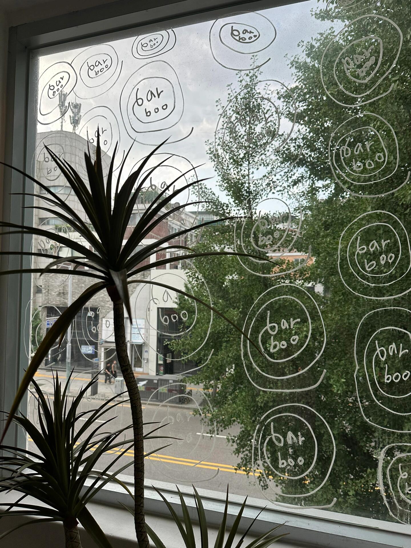 
                        梨泰院的葡萄酒之旅????BAR BOO, Itaewon Seoul在梨泰院享受葡萄酒??雖然天氣炎熱，但這里的氛圍感真的絕了????，仿佛置身于巴黎。#氛圍感 #韓國生活 #梨泰院 #葡萄酒 #韓國旅行 #浪漫生活 #每秒都值得記錄 #韓國酒吧 #ins風