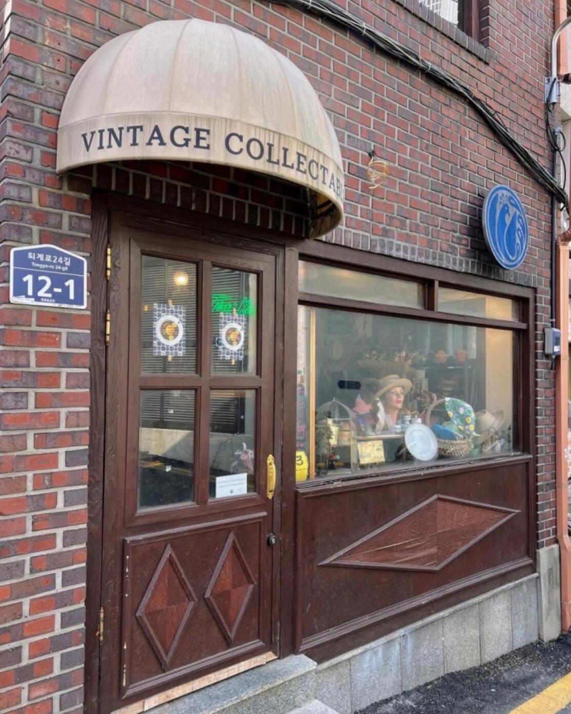 
                        明洞探店｜這家店居然還在營業？??這家開了多年的小店，主打笑臉咖喱飯??，店主的經營方式非常隨性，開店全憑心情。很多網友都說不一定能碰上開門，所以我去的時候也沒抱太大希望。結果竟然開門了，還擔心是不是已經關門了呢。和朋友一起點了雙人套餐，咖喱飯造型可愛，味道也不錯，不過飲品就一般般了。建議坐在窗邊的位置，我們坐的是沙發，吃飯時需要彎腰，不太舒服。??店名：?????地址：?? ?? ???24? 12-1捷運??: 4號線 明洞站 1號出口 90米??? 1? ????90m#明洞美食 #明洞探店 #韓國 #明洞 #首爾探店 ???