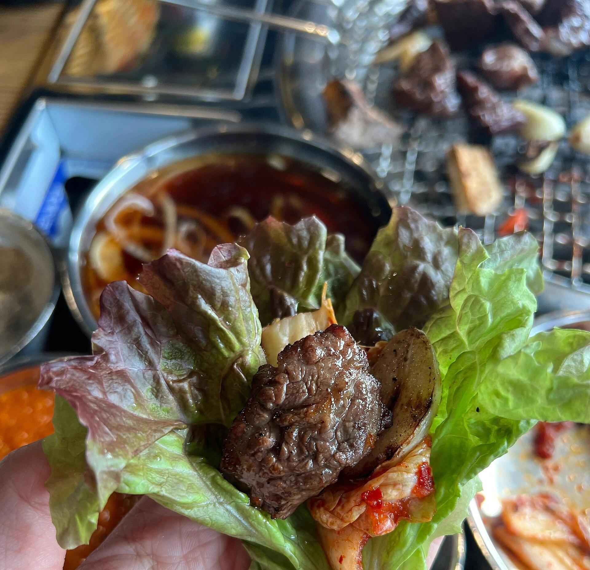 
                        ????首爾美食｜弘大性價比超高的烤牛肉自助餐！??在弘大有一家隱藏的烤肉店，香氣撲鼻，滿足感爆棚！店名：?? ???地址：20 Dongmak-ro 7-gil, Seogyo-dong, Mapo-gu, Seoul????? ??? ??? ???7? 20營業時間：中午到晚上十一點??這是一家專門吃牛肉的店，牛肉新鮮，部位優質，烤制時油脂滋滋作響，香氣四溢。每人只需28900韓元，約合人民幣150元，就能吃到飽。??我想吃牛肉時，我的中央大學朋友帶我來這家他私藏的小店。從弘大捷運站九號出口步行約十分鐘即可到達。店里的老板和員工都是和藹可親的大叔大媽，每次吃完一盤牛肉，只需按桌上的鈴，就會有新的一份牛肉送來。每盆牛肉包含不同部位，有些脂肪多，有些較瘦，烤起來都很香。??我們兩人吃了四盤肉。第一種吃法是切成條，原味沾香油鹽；第二種是烤些大蒜與牛肉同吃，牛油香中帶蒜香；第三種是沾洋蔥醋汁，解膩；第四種是將韓國泡菜烤至微干，與肉和生菜同食，清爽又美味。??如果你在首爾想嘗試韓國烤牛肉，這家店絕對值得一試，來這里的大多是韓國本地人，游客很少。推薦指數：四星半#韓國 #首爾美食 #烤肉 #弘大 #美食推薦 ?????
