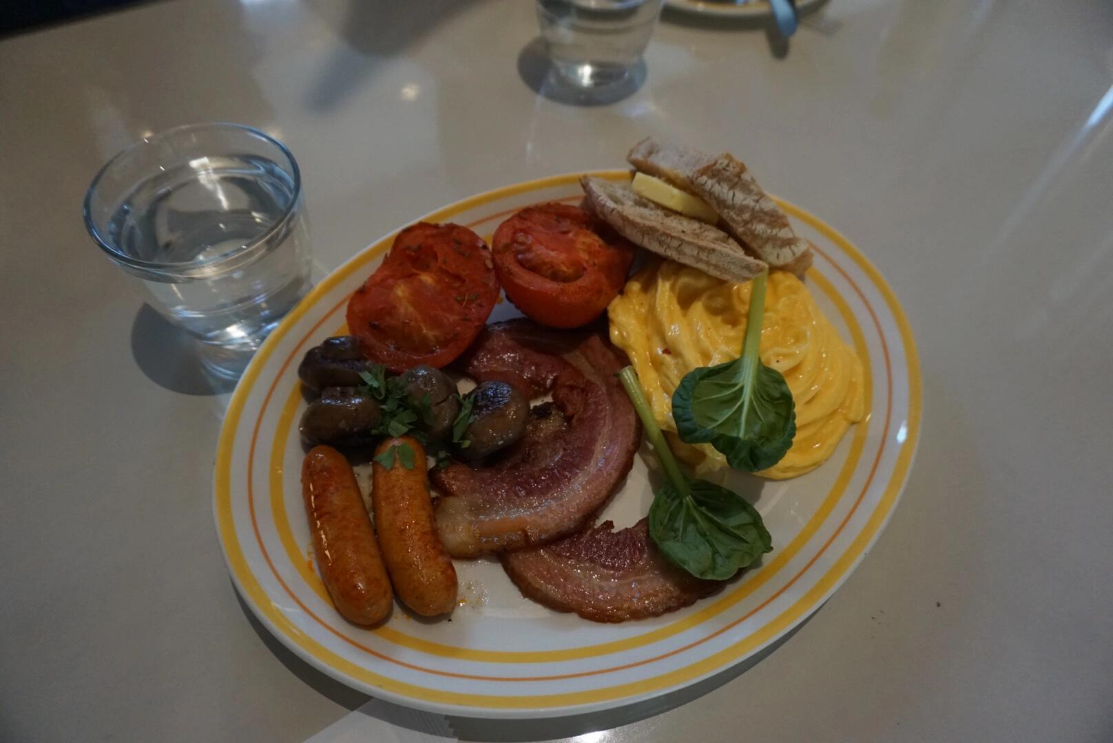 
                        首爾｜初到必吃的Brunch推薦在首爾的第一頓Brunch，當然要選這家老牌餐廳！這家店最早于1993年在澳洲悉尼開業，如今在日本和韓國都有分店，被譽為世界上最好吃的早餐之一。韓國目前有兩家分店，我們選擇了江南店。·這家店位于類似寫字樓的一樓，環境非常安靜。假期的早上十一點左右到店，幾乎沒有人，店內空間寬敞，座位充足。??他們的招牌香蕉松餅果然名不虛傳，是我們公認的最美味的一道菜??松餅不甜不膩，熱乎乎的松餅搭配冷黃油，一口下去幸福感爆棚。強烈推薦這款松餅！另外點的全餐和意面感覺比較一般，但咖啡相當不錯！隨便點都不會踩雷????#brunch #首爾探店 #今天的早餐長這樣 #Bills韓國 ??????