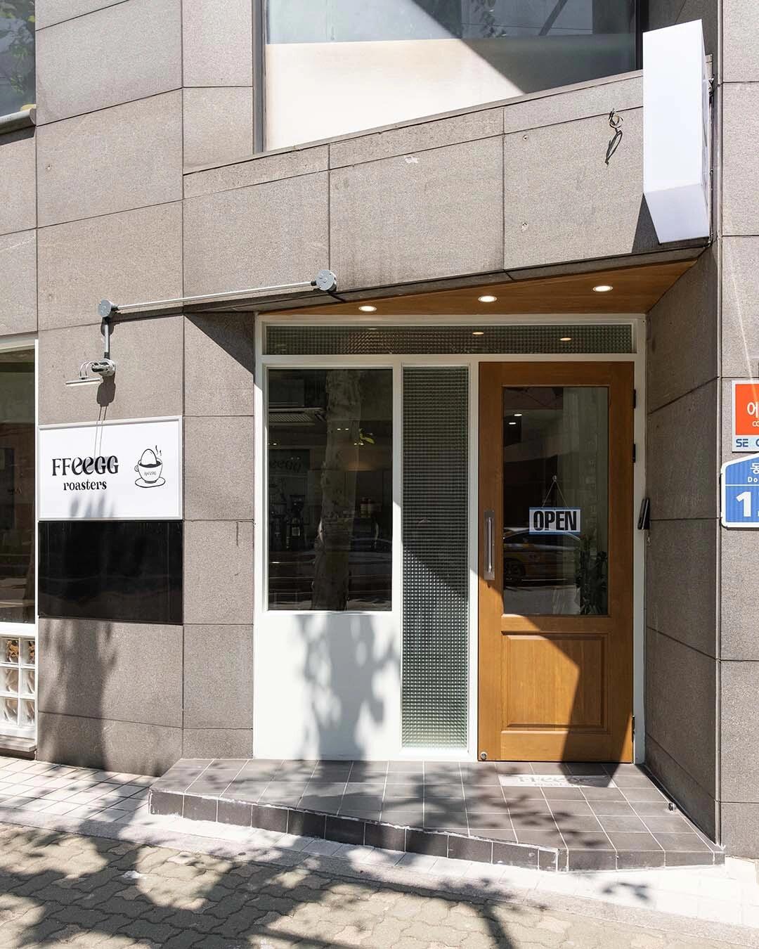 
                        咖啡店 | 溫暖木質空間的烘焙與咖啡在這里，烘焙與咖啡的完美邂逅，簡單的空間中，溫暖的木質家具營造出一種舒適的氛圍????。讓人忍不住想要在這個角落里享受一杯香濃的咖啡。#咖啡 #咖啡店 #咖啡烘焙 #烘焙 #甜品 #甜品店 #首爾 #首爾探店 #首爾美食探店 #首爾旅行 #韓國生活 #韓國探店 #韓國咖啡店 #韓國咖啡廳 #韓國首爾探店 #吃貨在首爾 #咖啡店設計 #咖啡店空間設計