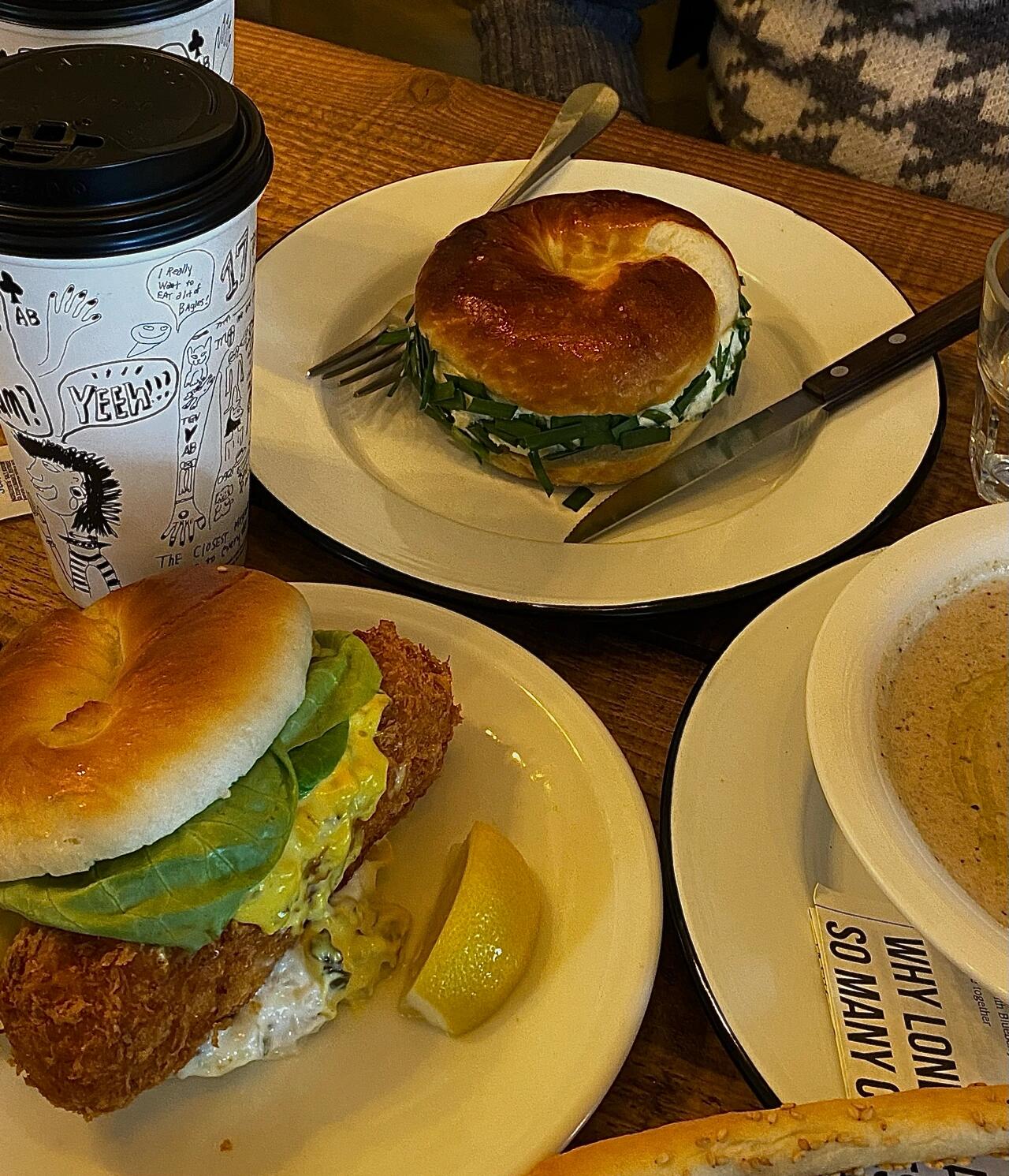 
                        首爾???? 超火爆的貝果店??店名 ： London Bagel Museum這家貝果店在ins和首爾都超有人氣，就在景福宮附近！強烈建議早點去，最好是工作日哦！我們兩個女生點了兩個貝果??、一份蘑菇湯和兩杯咖啡，總共花了4萬多韓幣，但真的超好吃！蘑菇湯也非常贊！（見最后一張圖）人均： 1萬5 韓幣交通： ??? 3號出口 步行約300米#韓國首爾 #首爾探店 #首爾 #景福宮 #韓國景福宮 #韓國美食 #貝果 #ins #探店 #留學韓國 #韓國生活 #蘋果原相機 #原相機調色