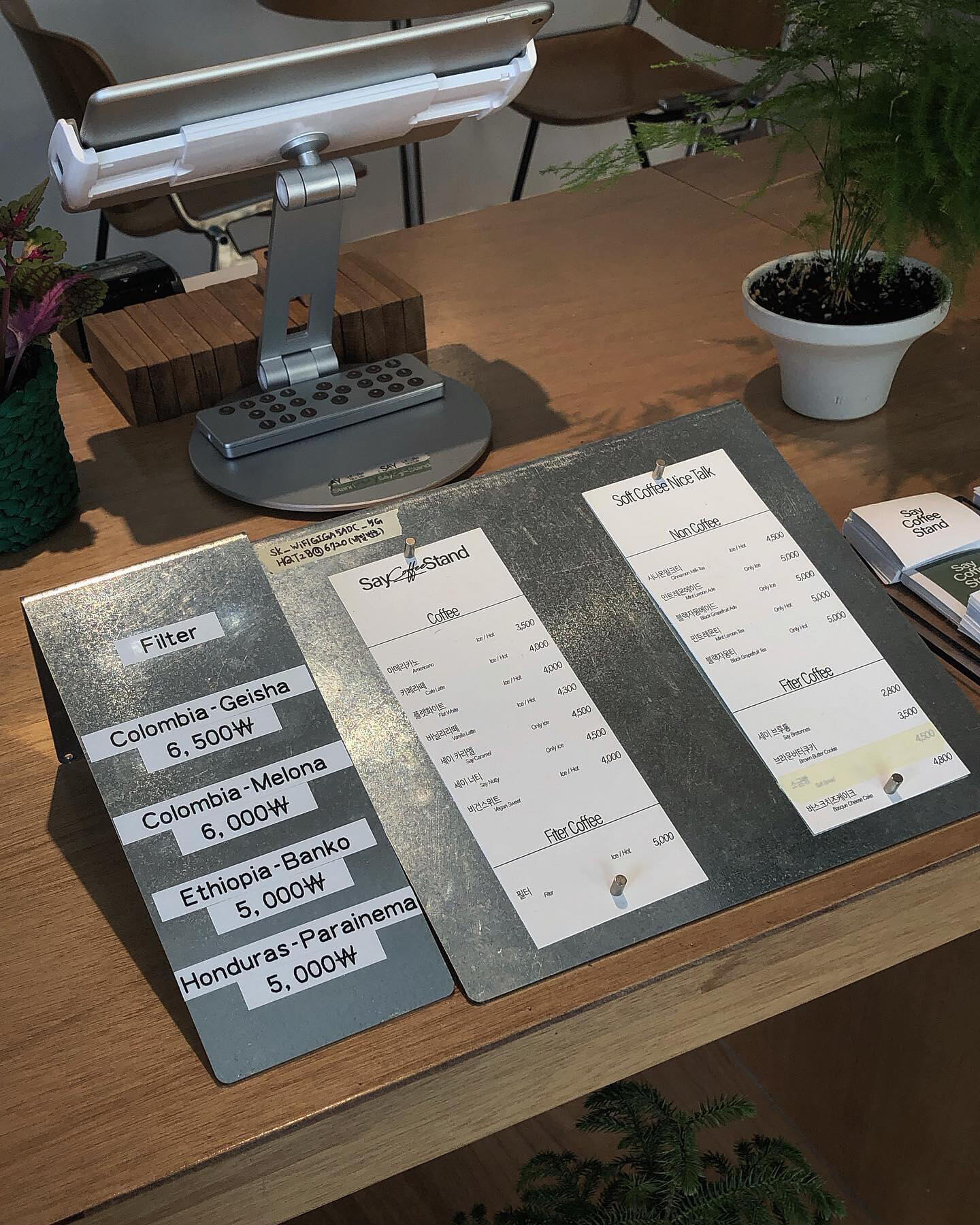 
                        韓國大邱咖啡店推薦｜Say Coffee Stand??Say Coffee Stand / 韓國大邱??地址：大邱市壽城區德完路56街52號??營業時間：09:00 - 20:00#居民樓里的咖啡館 #咖啡自由 #用咖啡開啟美好一天 #咖啡愛好者必去 #咖啡店打卡 #靈感筆記 #韓國旅行 #韓國咖啡廳 #大邱咖啡探店 #韓國大邱 #大邱咖啡店 #今日咖啡 #coffee #咖啡生活 #?? ???