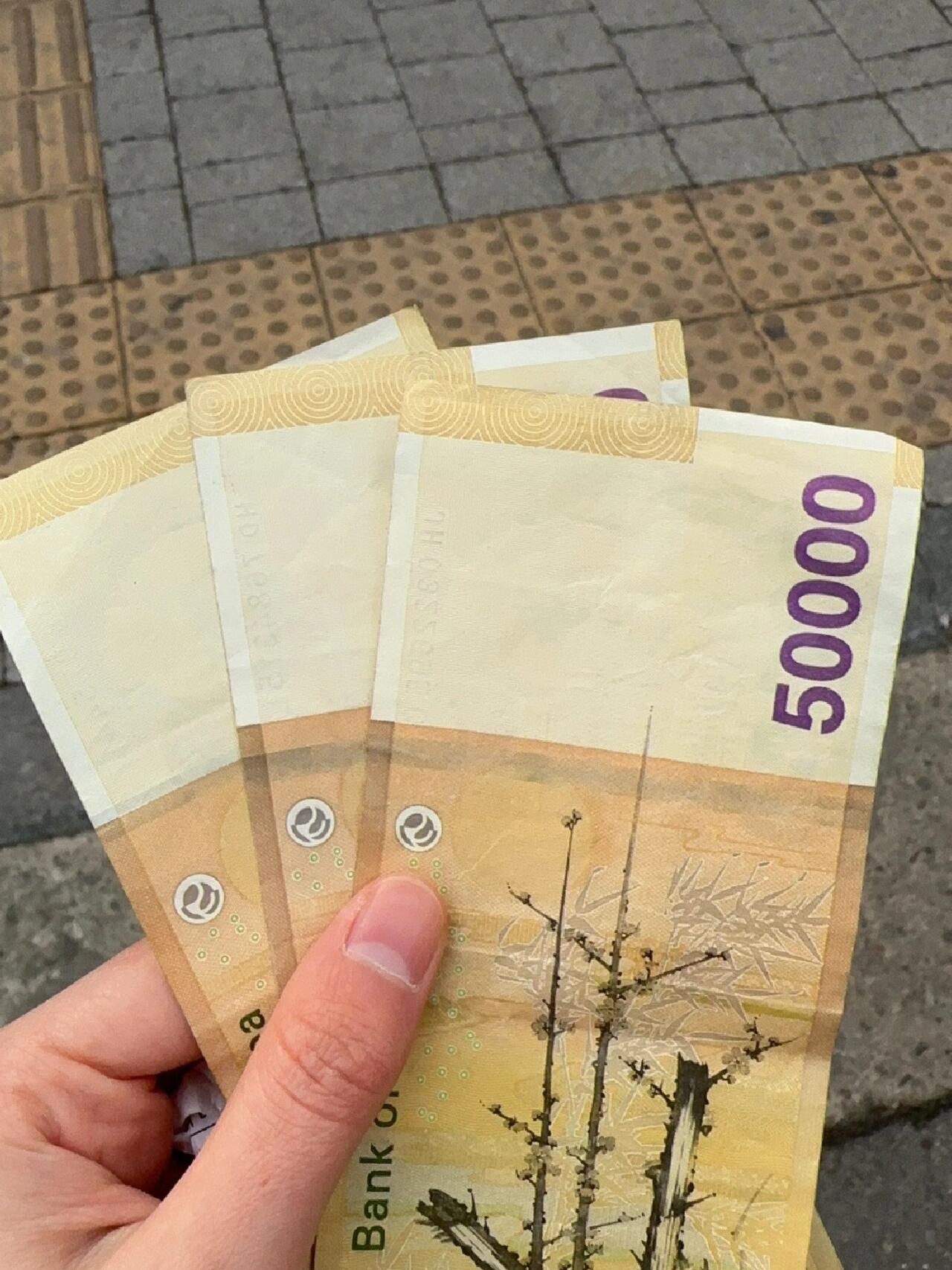 
                        大家在韓國怎么買衣服啊？？？想問問大家在韓國是喜歡逛街還是更偏向于用購物軟件呢？？？???有沒有推薦的app啊？？？??大家有沒有不知道輸入什么搜索詞的問題？？？有沒有社恐星人啊？？ 不想線下和店員交流??即使有topik高級 和店員交流還是有點詞窮??用app不知道搜啥 雖然有分類但是感覺不能一下找到自己想要的類型款式??大家有和我一樣的問題么？???♀?#韓國生活 #韓國女裝 #韓國穿搭 #韓國潮牌 #留學韓國 #韓國購物APP #韓國時裝網上購物 #韓國購物 #韓國生活 #社恐 #韓語 #韓語交流 #韓國服裝店 #買衣服 #線上購物 #大數據