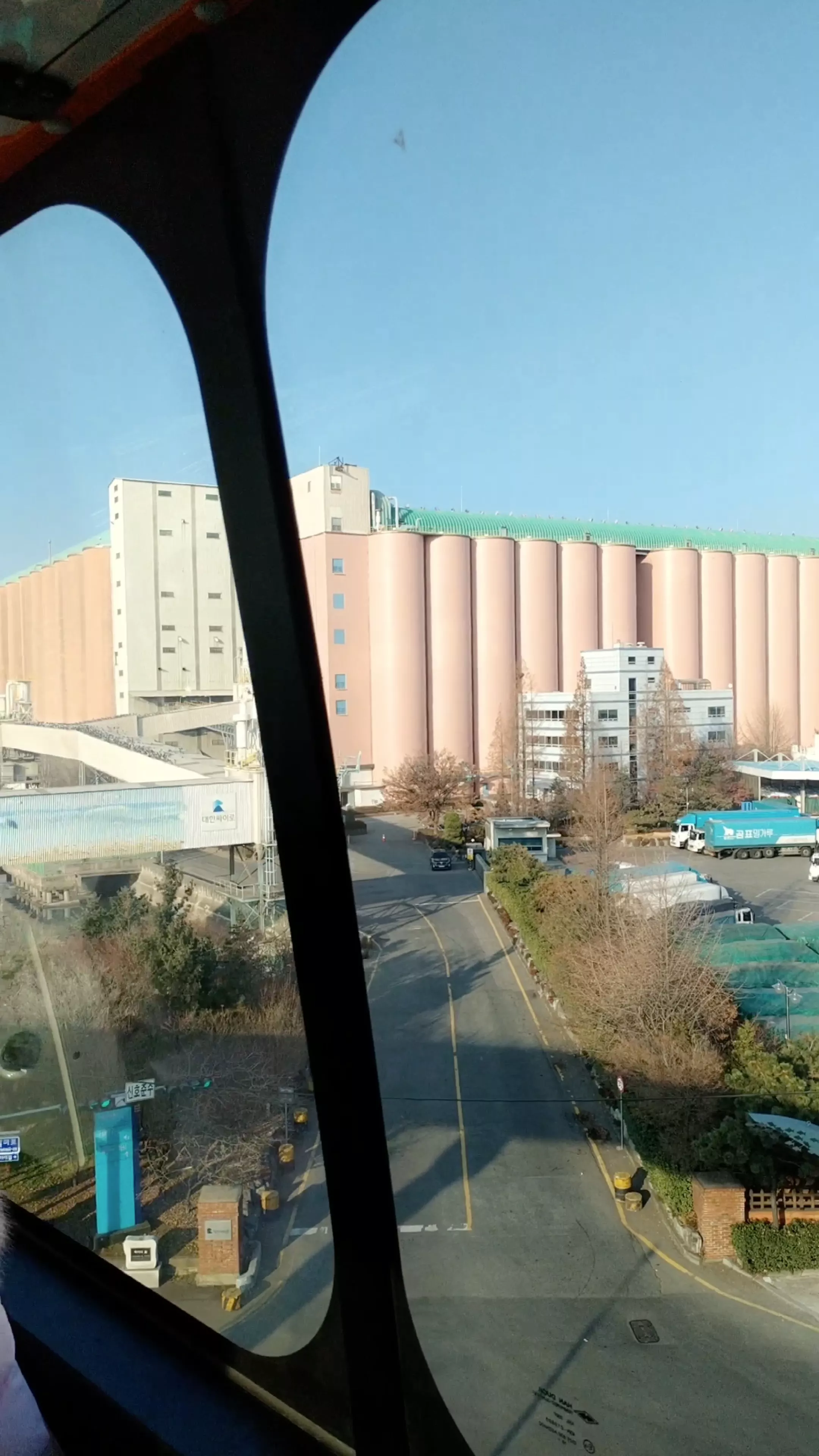 
                         #仁川旅游達人# 這是19年12月8日的記憶，那個時候出門還不需要帶口罩。仁川月尾島是選入韓國旅游發展局2019《韓國旅游100選》的著名景點，月尾海洋列車是循環月尾島的城市型旅游單軌列車。小金是在仁川中國城對面的仁川地鐵站上車的。仁川是韓國的西海，非常適合看日落。如果你足夠聰明，你就算好日落時間搭乘。仁川廣域市雖然沒有首爾繁華，但是非常宜居，非常值得逛。