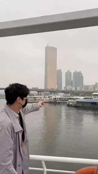 
                         #漢江夜景# 可以喂海鷗的游覽船還是很有意思的 第一次喂海鷗挺好玩。買(mǎi)票推薦直接去韓游